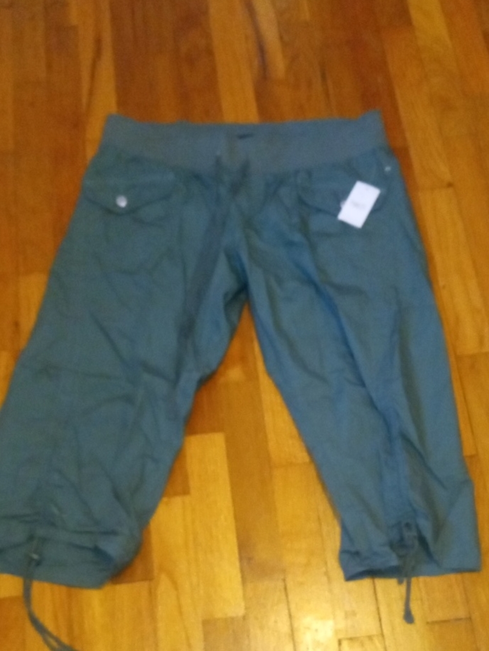 NWT Women XL olive green cargo capri pants, Rue21